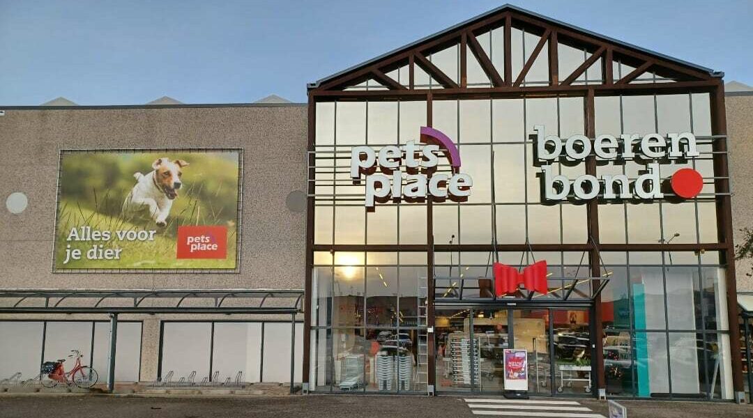 Pets Place-opent nieuwe winkel met training zwerfafval verzamelen