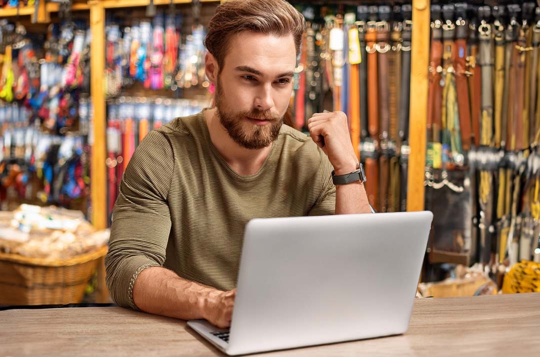 Verzuim - ondernemer achter laptop